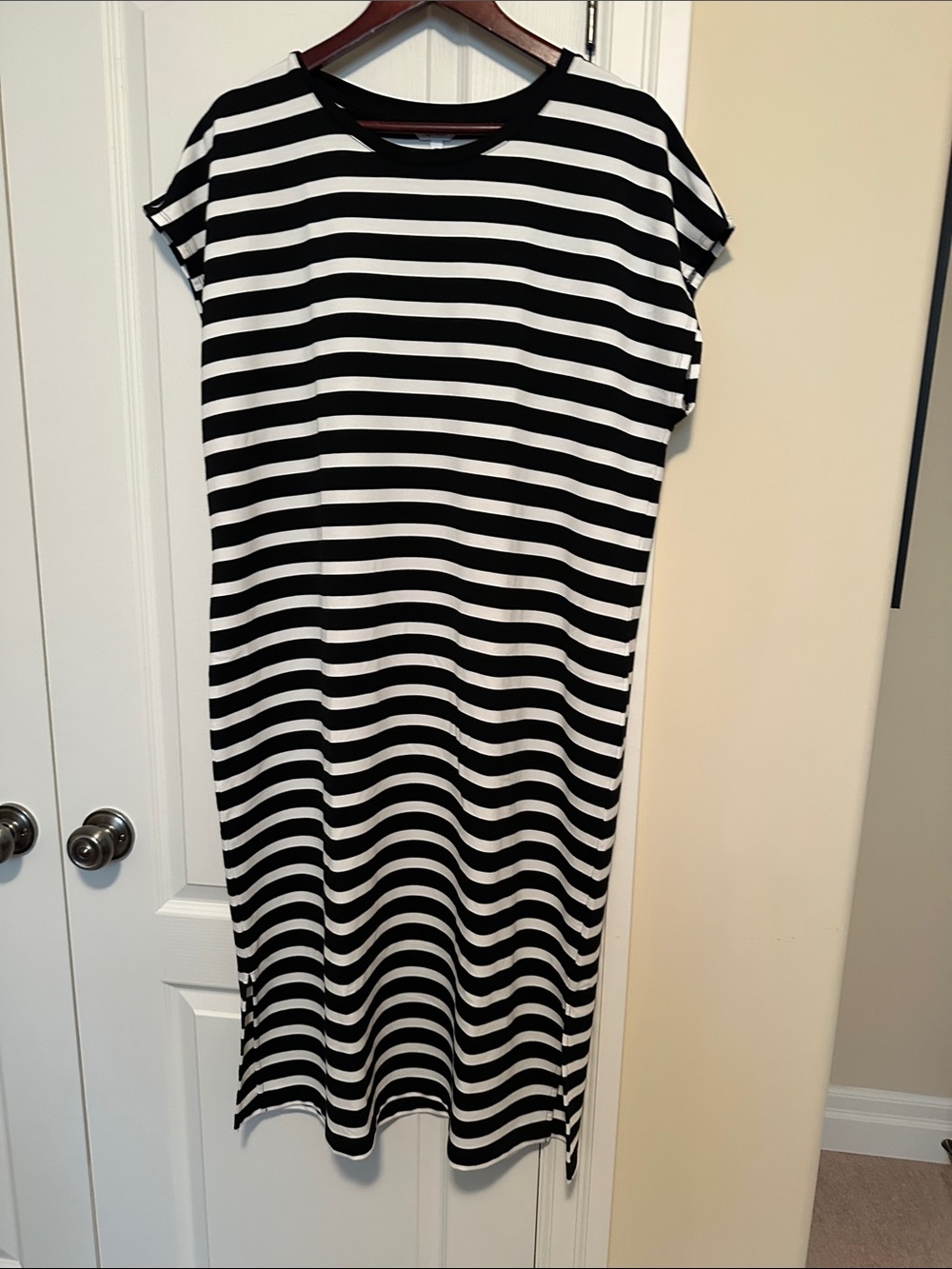 Reitmans Black and White Striped Short-Sleeve Long Dress